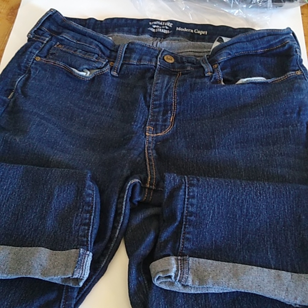 Signature Levi Strauss women's Capris
